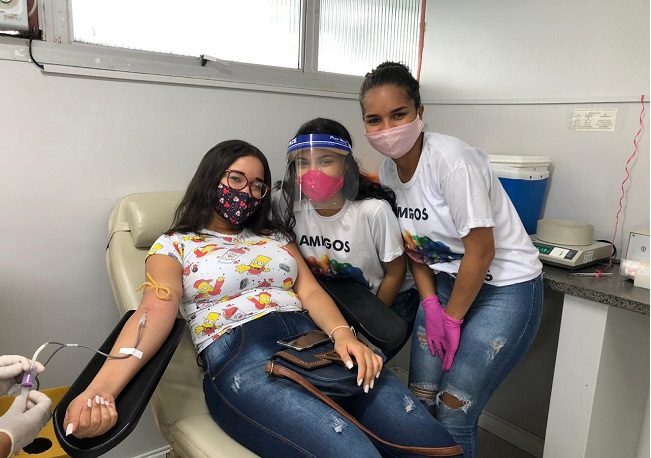 Estudantes Yasmine Rocha e Gabrielly Santos com a doadora Laura Havenna