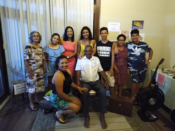 Dona Renilde Barbosa (à direita com a família)