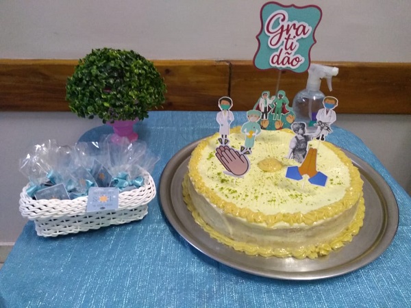 Torta feita com muito carinho para os colaboradores