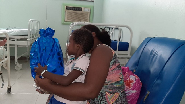Mãe se emociona com presente para o filho