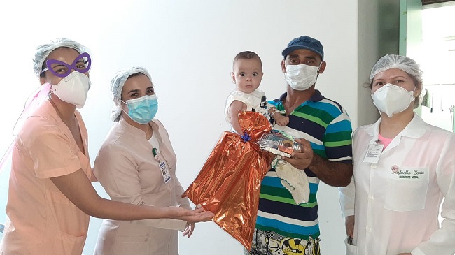 Flávio com pequeno Lorenzo, ao lado Thalita, Andréa e Rafaela