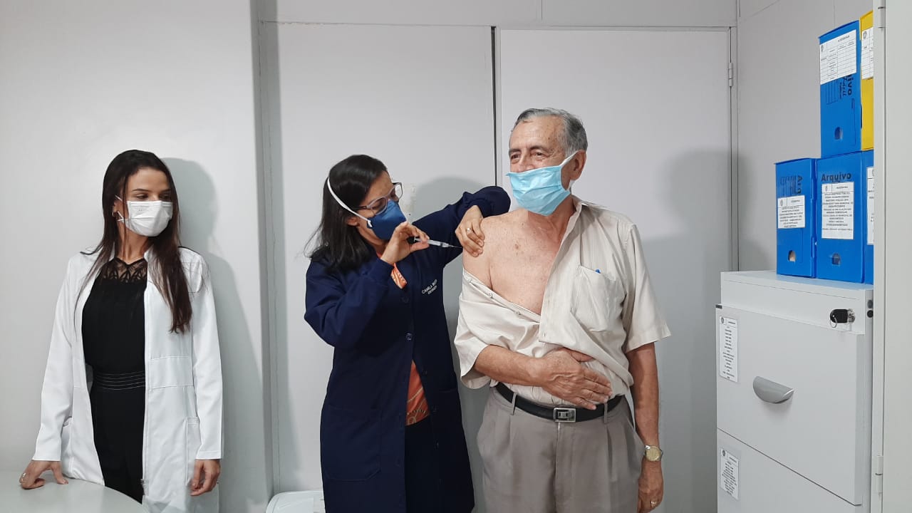 O médico João Otávio, de 80 anos, está entre os primeiros vacinados