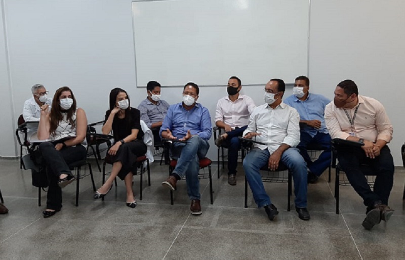 O prefeito de Itabuna se reúne representantes do Manoel Novaes