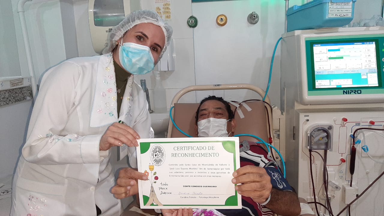 José Luiz recebe certificado das mãos de Carolina Peixoto