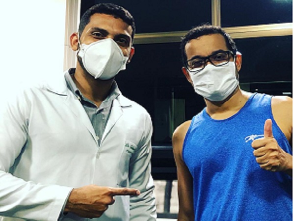 fabiano com o fisioterapia WhatsApp Image 2021-04-15 at 15.18.32