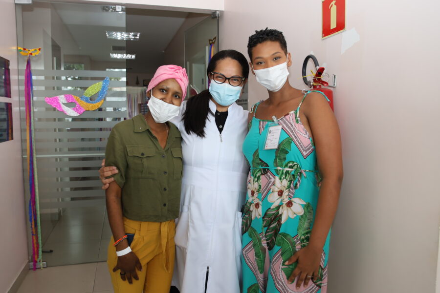 Jamile Santos e Larissa Ribeiro com a doutora Regiana Quinto