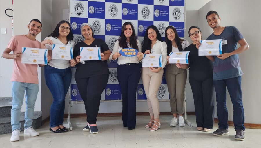 Eneila Cerqueira e Lorena Guimarães com os estagiários participantes