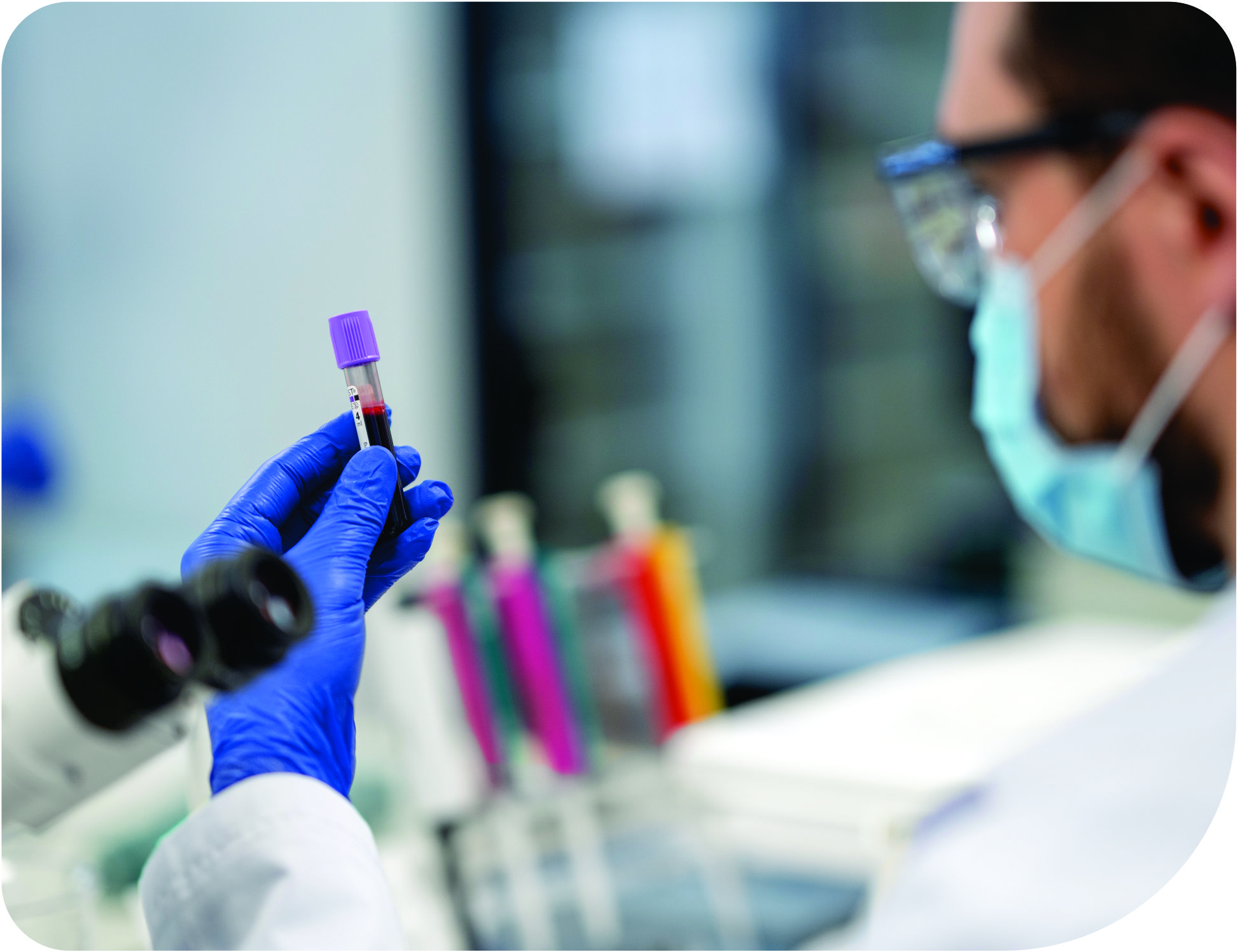 Médico usando microscópio