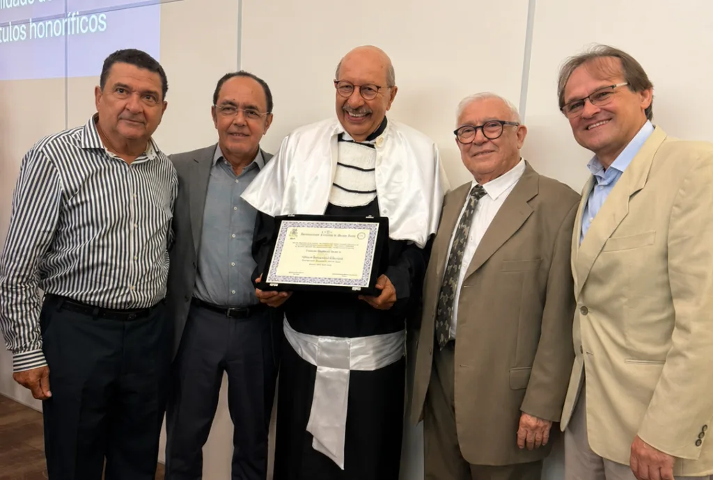 PROVEDORIA DA SANTA CASA PARTICIPA DE HOMENAGEM AO MÉDICO SÍLVIO PORTO NA UESC