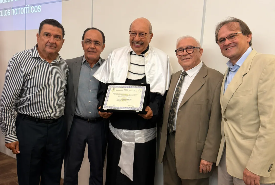 PROVEDORIA DA SANTA CASA PARTICIPA DE HOMENAGEM AO MÉDICO SÍLVIO PORTO NA UESC